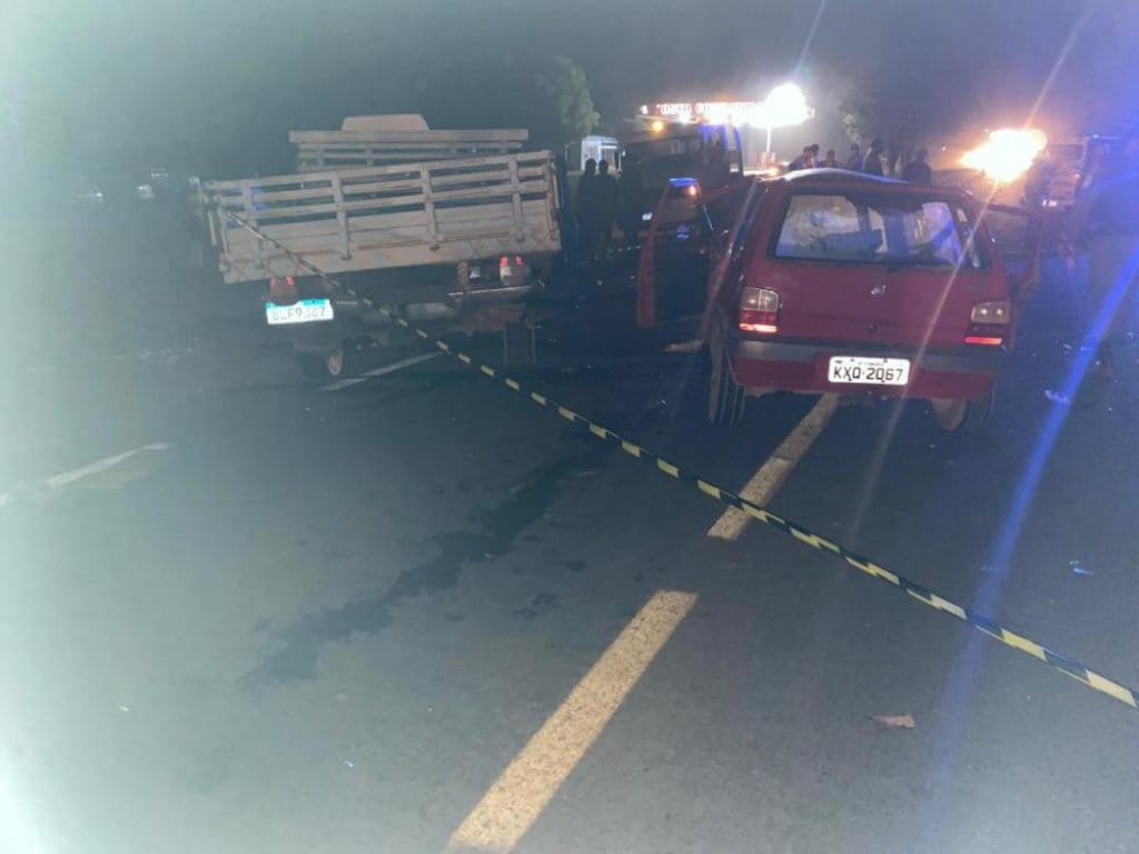 Colisão entre caminhonete e Uno mata quatro pessoas; vítimas incluem criança e idosa