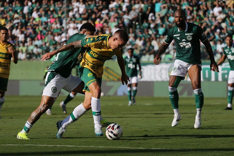 Goiás bate o Cuiabá por 3 a 1, assume liderança e tira Dourado do G-4