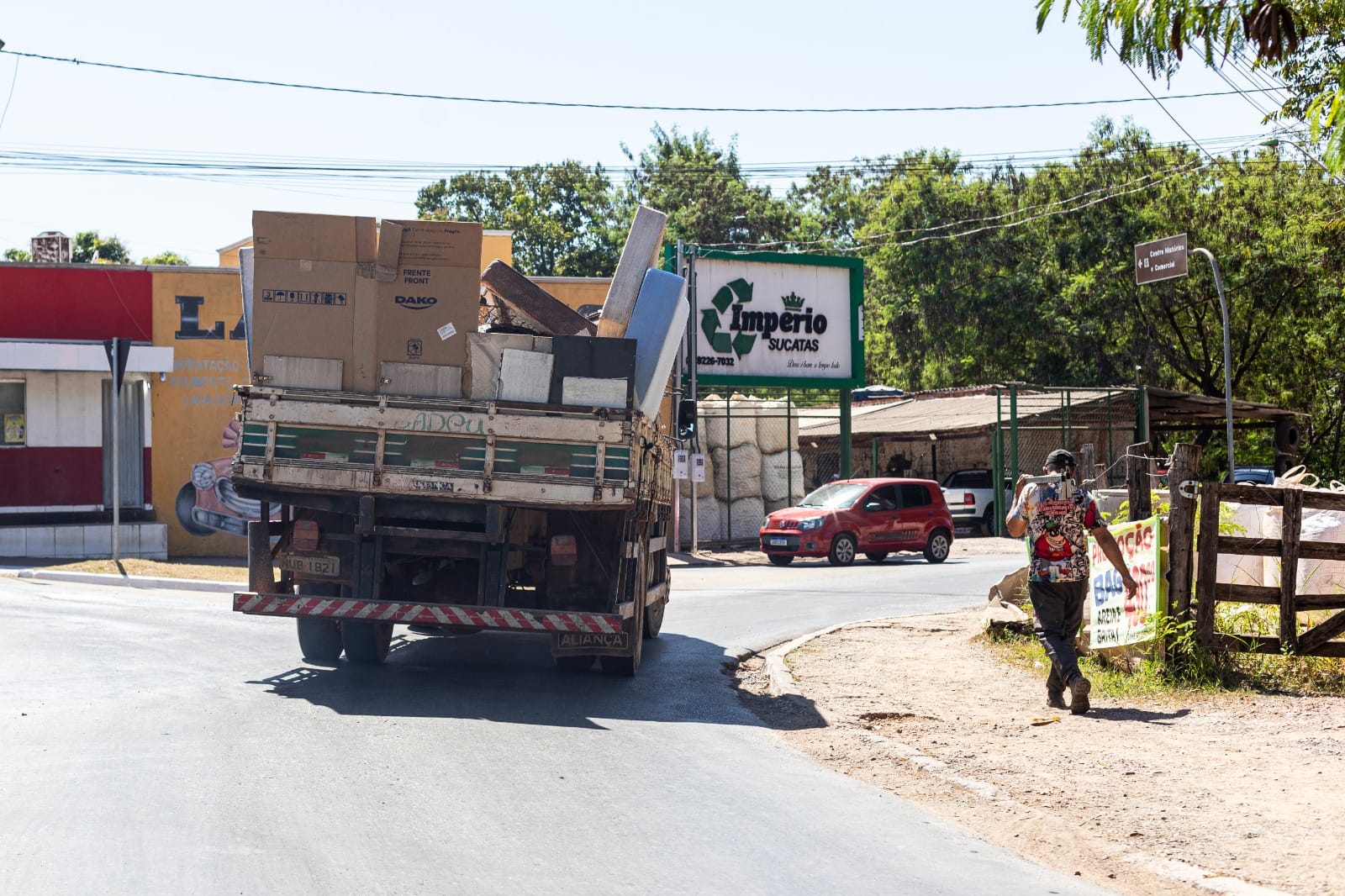 Limpurb intensifica ações contra descarte irregular com Cata-treco em 22 bairros nesta semana
