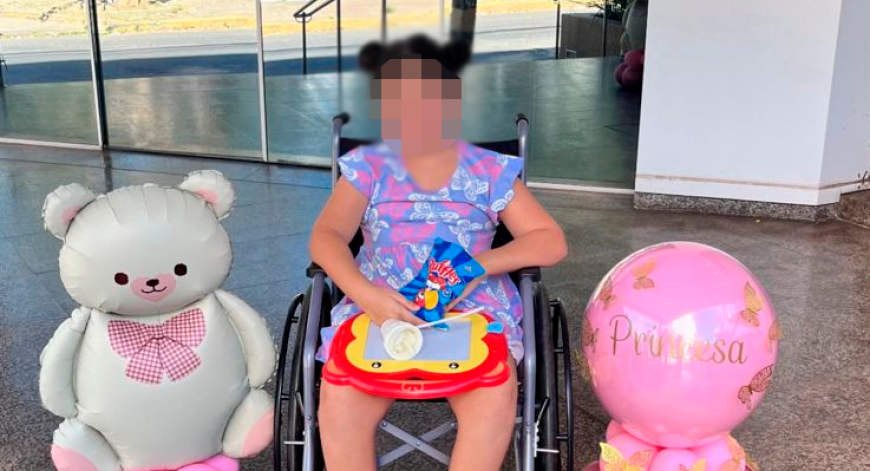 Menina esfaqueada pelo pai recebe alta do hospital após 24 dias; mãe foi assassinada