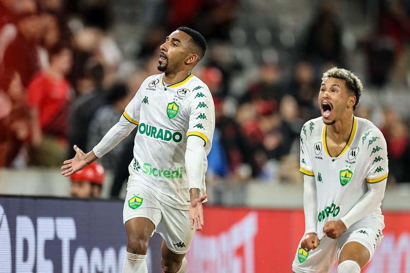 Nos acréscimos, Cuiabá arranca empate e revolta torcida do Furacão; veja