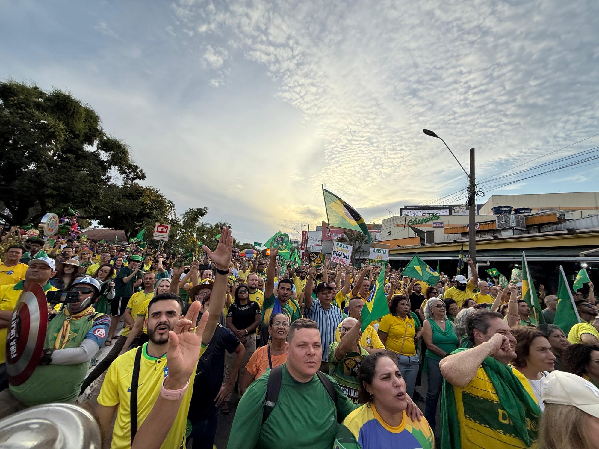 Apoiadores de Bolsonaro lotam Praça 8 de Abril em protesto contra Moraes e governo Lula