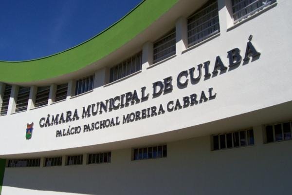 Vereador licenciado para ser secretário deve receber salário do Legislativo, aponta TCE-MT