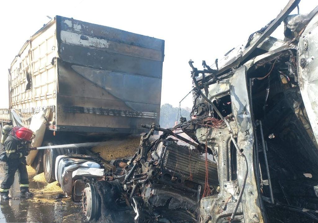 Corpo de Bombeiros combate incêndio em carreta após colisão de veículos em rodovia