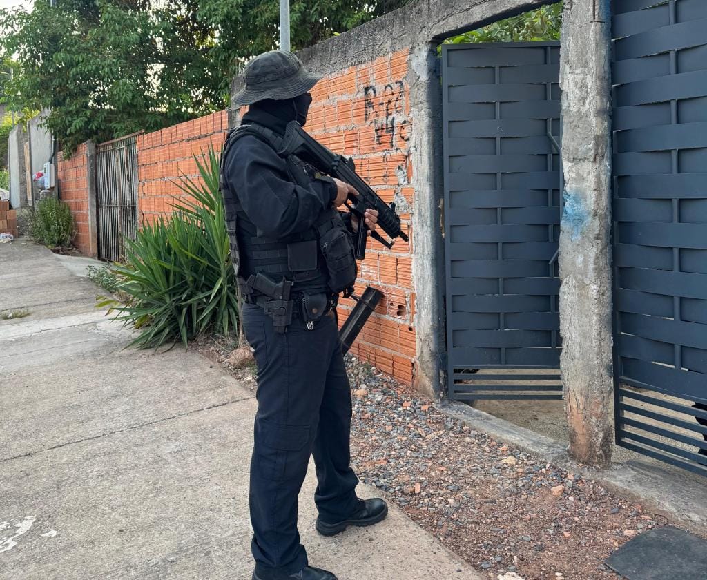 Grupo criminoso responsável por abastecer “lojinhas” do tráfico é alvo da Polícia Civil em Cuiabá