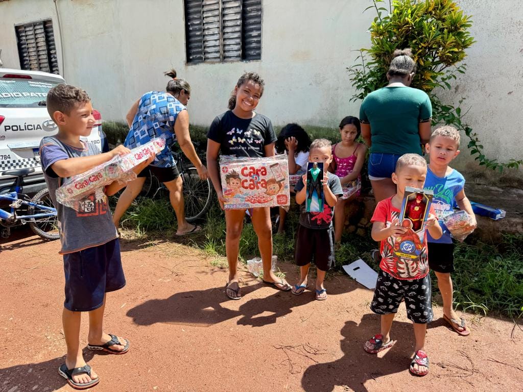 Setasc distribui 600 brinquedos e transforma o Natal de crianças no São Gonçalo 3, em Cuiabá