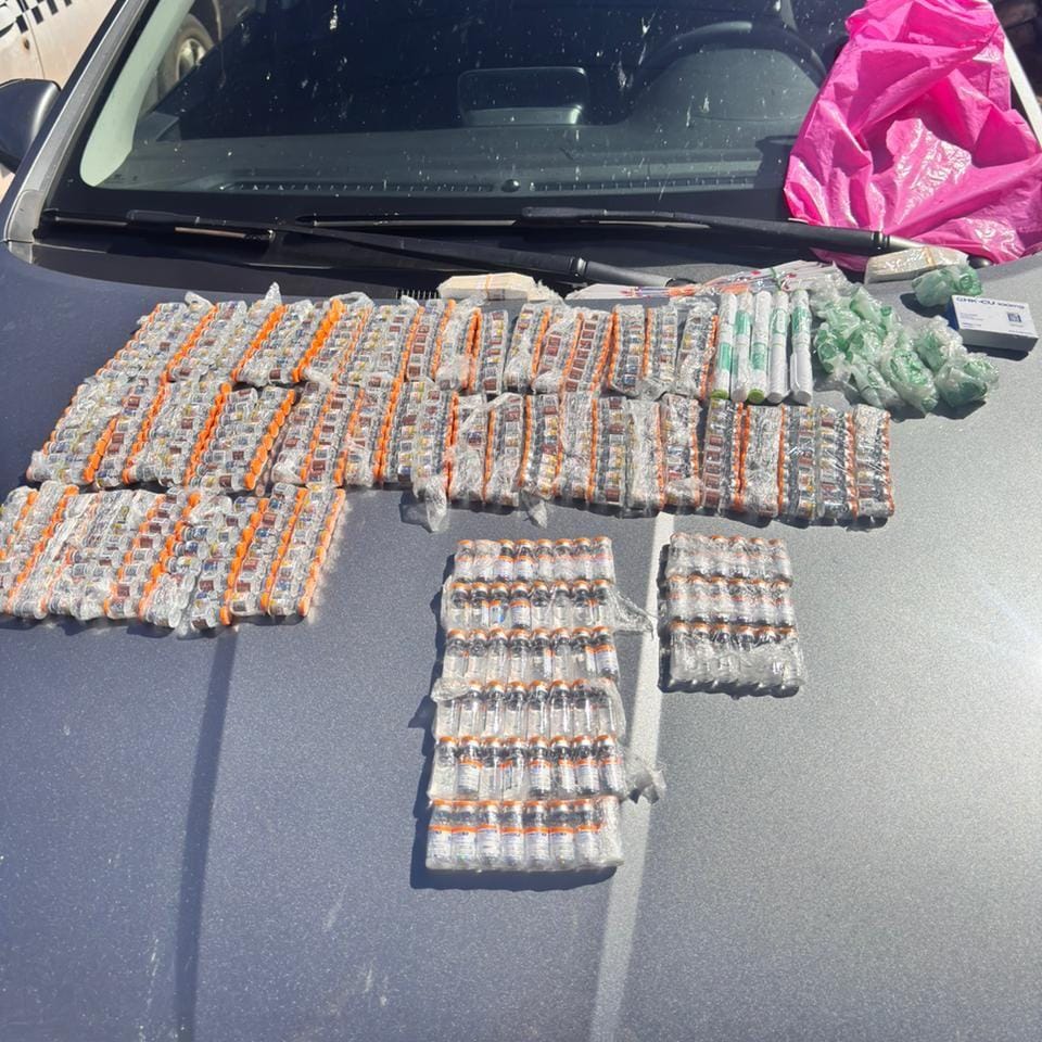 PM e PRF confiscam R$ 300 mil em frascos de Monjauro e prendem casal por contrabando