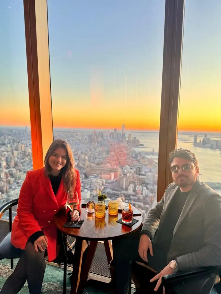 Advogado Amir Amiden e sua bela Daniely Spinelli celebram a vida e curtem o inverno em NYC