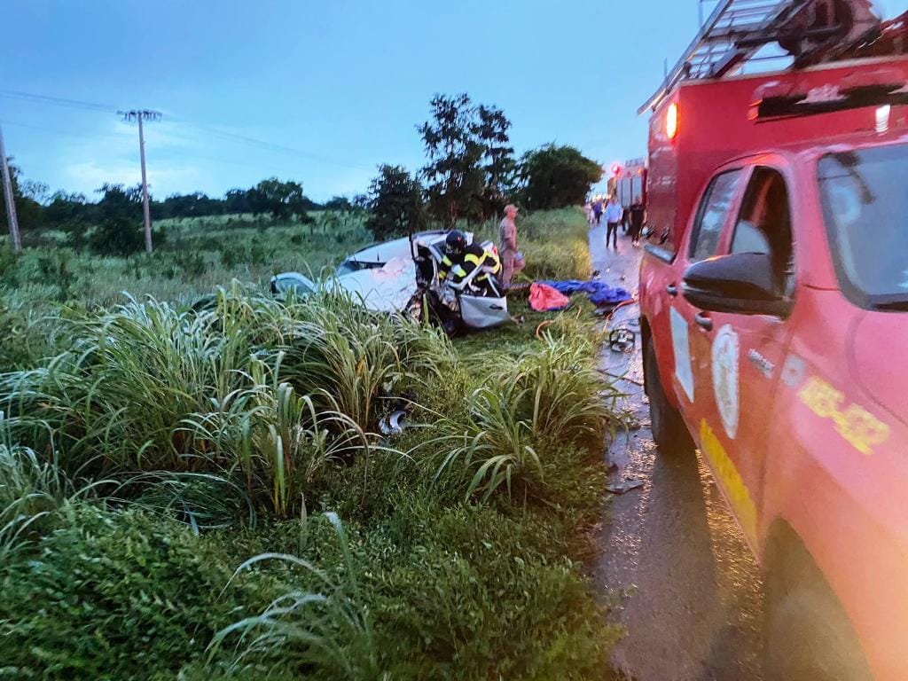 Idoso morre e quatro pessoas ficam feridas em colisão entre dois veículos na BR-070