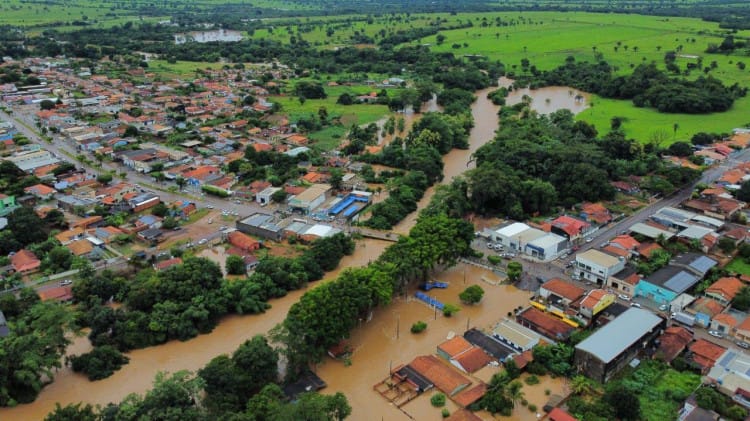 Chuvas deixam cidades isoladas em MT; cenário tem pontes destruídas e estradas alagadas