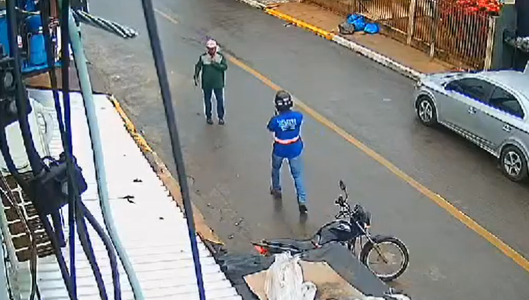 Homem atende chamado de motociclista na rua e é executado com vários tiros