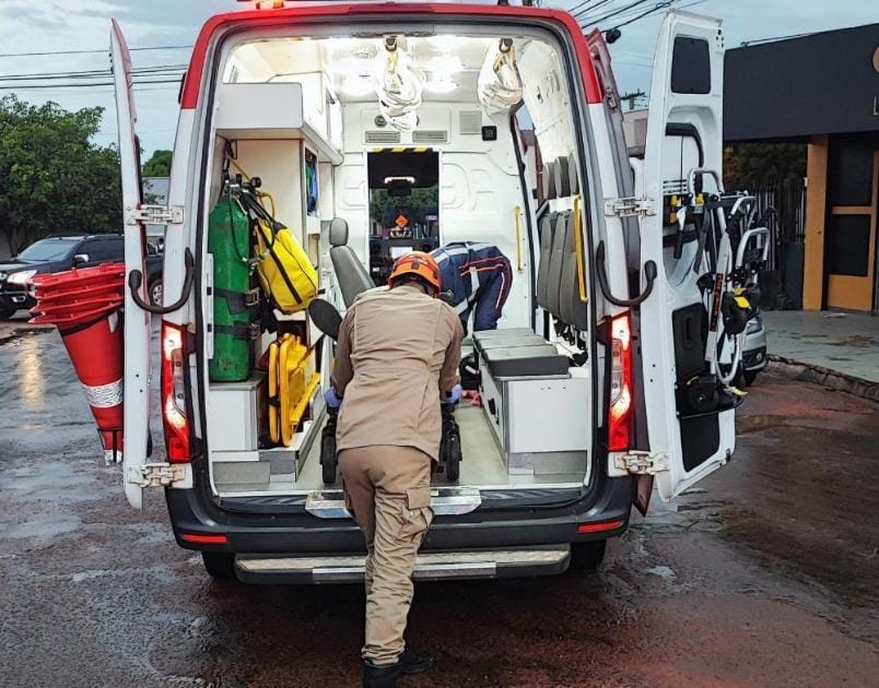 Veiculo sai da pista, bate em árvore e deixa um morto e quatro feridos na BR-070