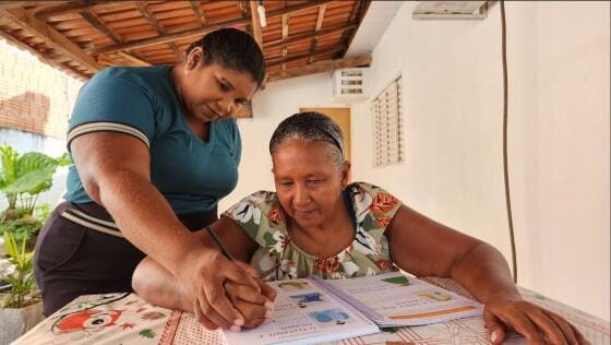 Idosos de comunidade rural de Santo Antônio de Leverger aprendem a ler e escrever