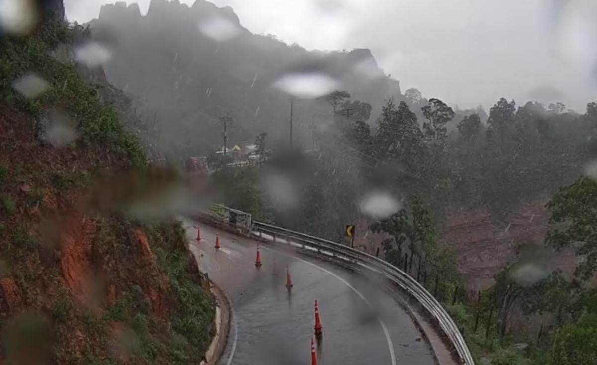 Trânsito no trecho do Portão do Inferno é interrompido por causa da chuva forte