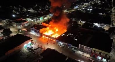 Incêndio de grandes proporções destrói lojas de artigos e calçados; veja vídeo