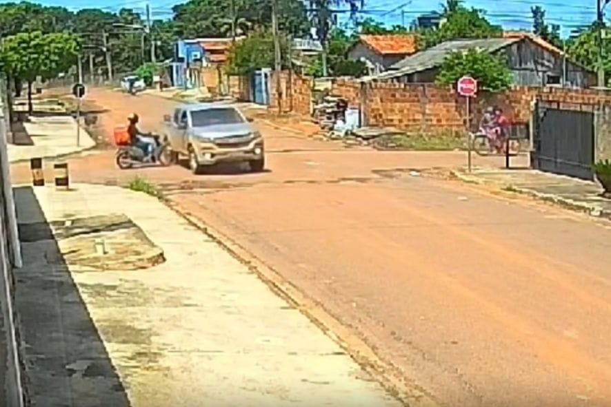 Motorista invade preferencial, bate em motociclista e foge sem prestar socorro