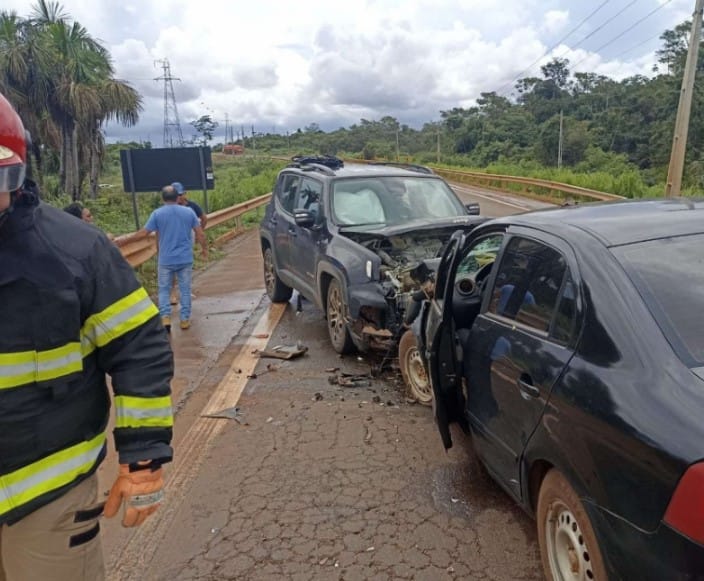 Casal morre e uma pessoa fica ferida em colisão entre Renegade e Voyage na BR-364