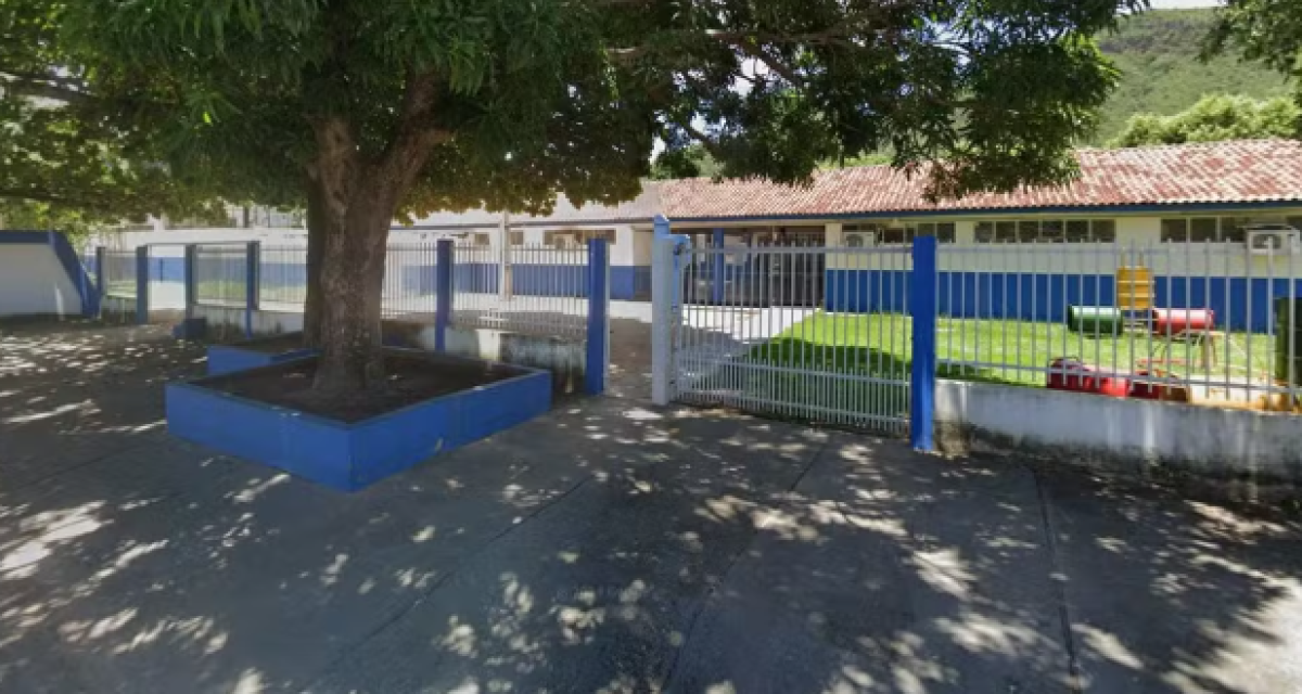 Pai invade escola e agride aluna com socos no rosto após descobrir bullyng contra a filha