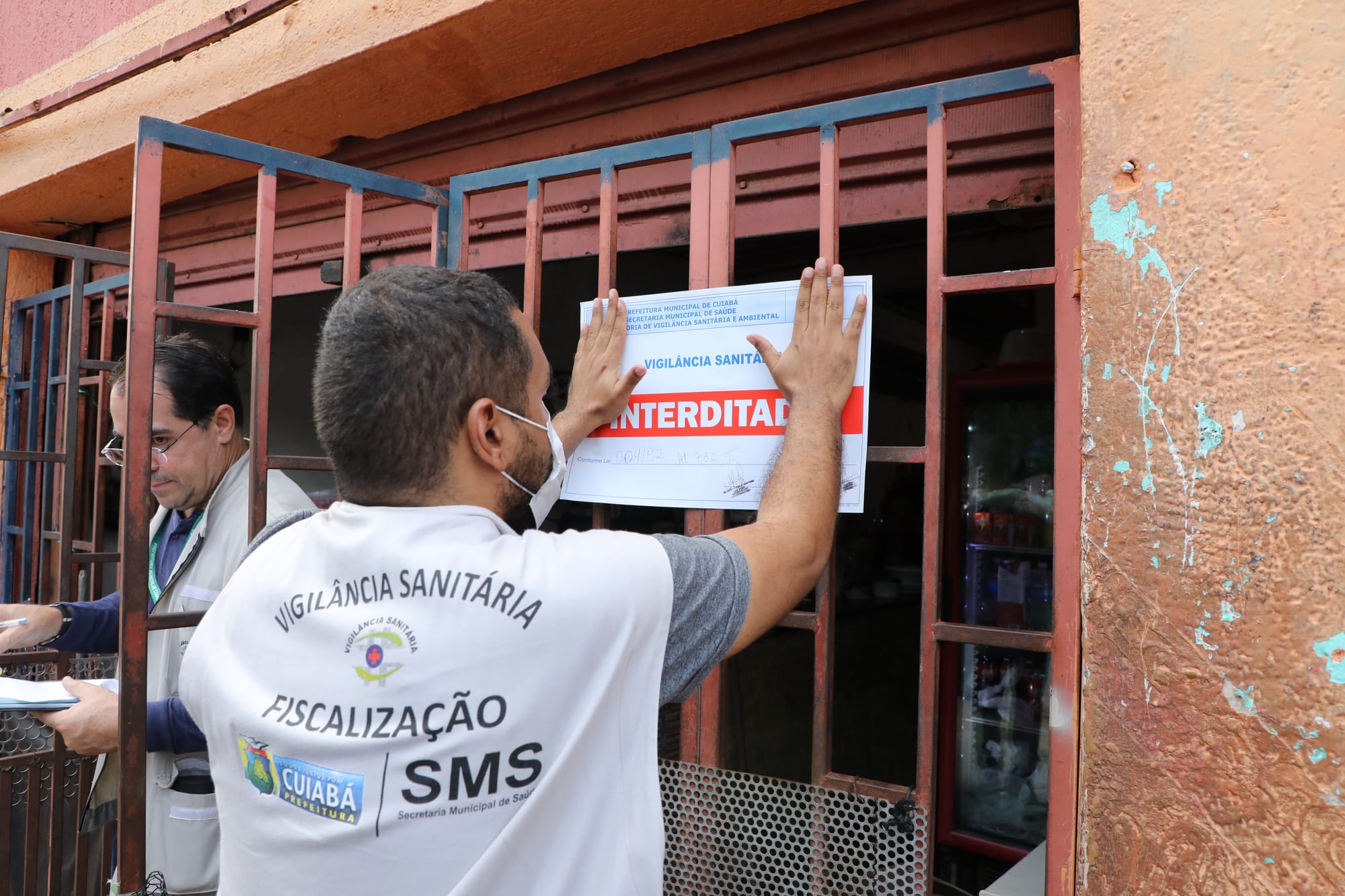 Operação Retomada fecha bar que vendia alimentos vencidos na região central de Cuiabá