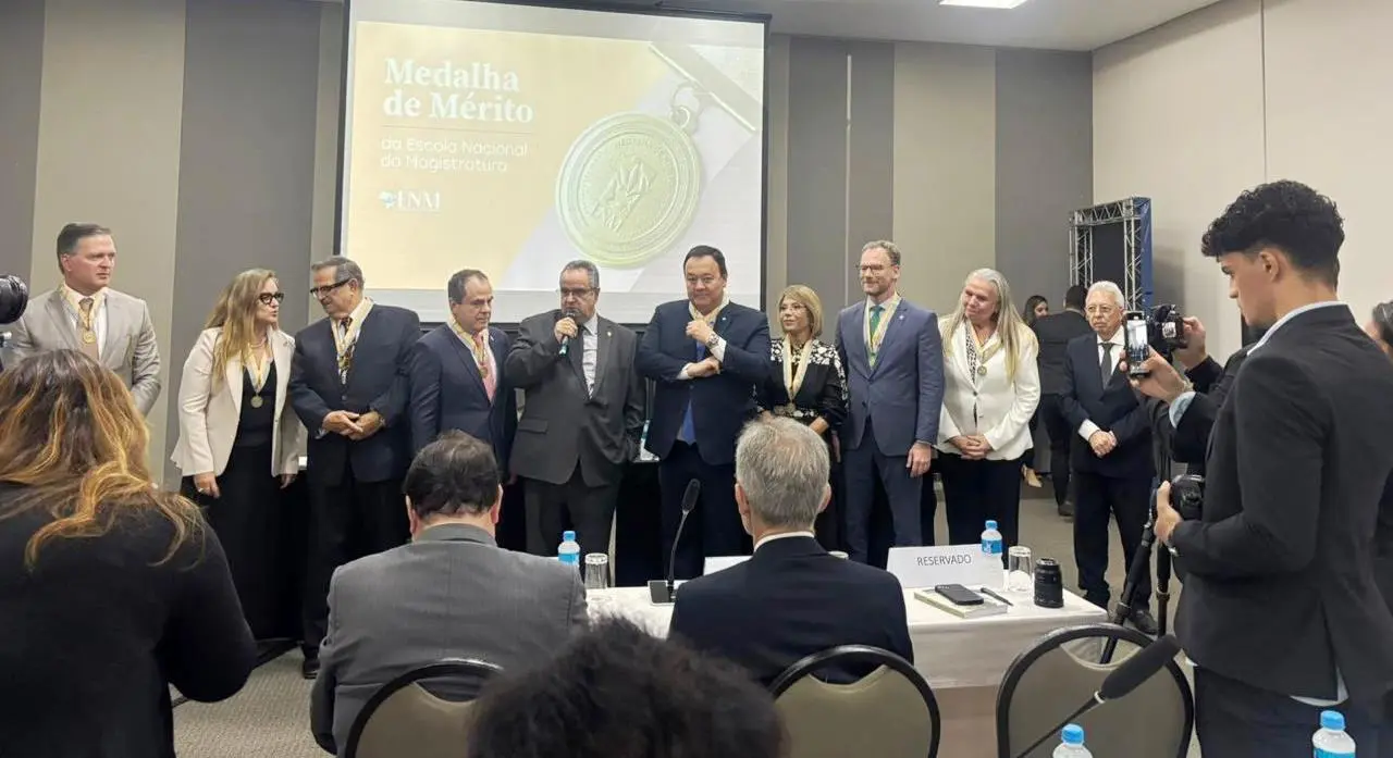 Desembargadora recebe Medalha de Mérito da Escola Nacional da Magistratura