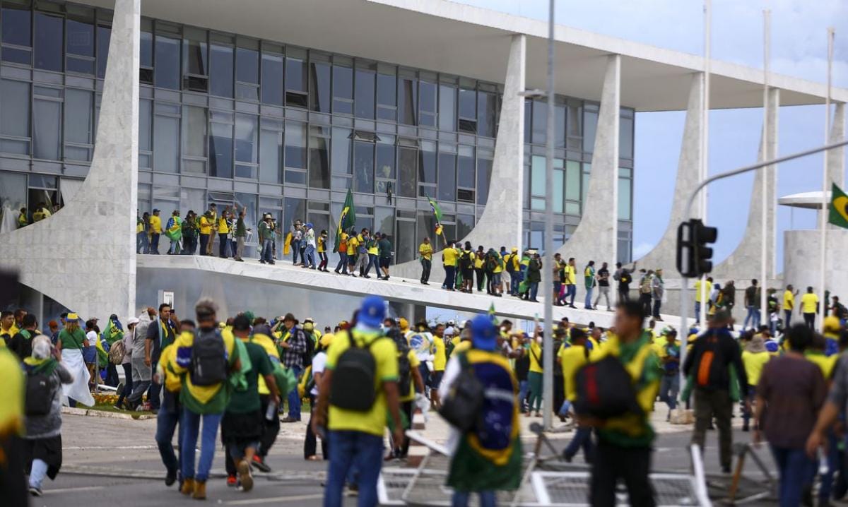 STF manda liberar caminhões de Mato Grosso usados nos atos de 8 de janeiro em Brasília