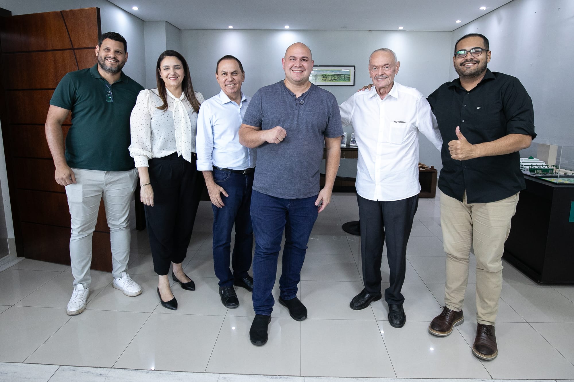 Roberto França visita Abilio na prefeitura, reencontra servidores e mostra que já pagou IPTU