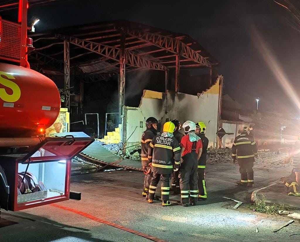 Incêndio de grandes proporções destrói fábrica de espuma durante a noite em Cuiabá