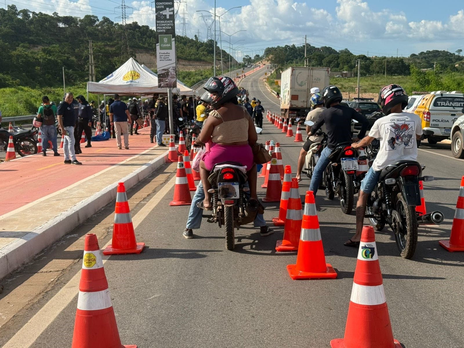 Operação flagra motociclistas com documentação vencida e sem habilitação em Cuiabá