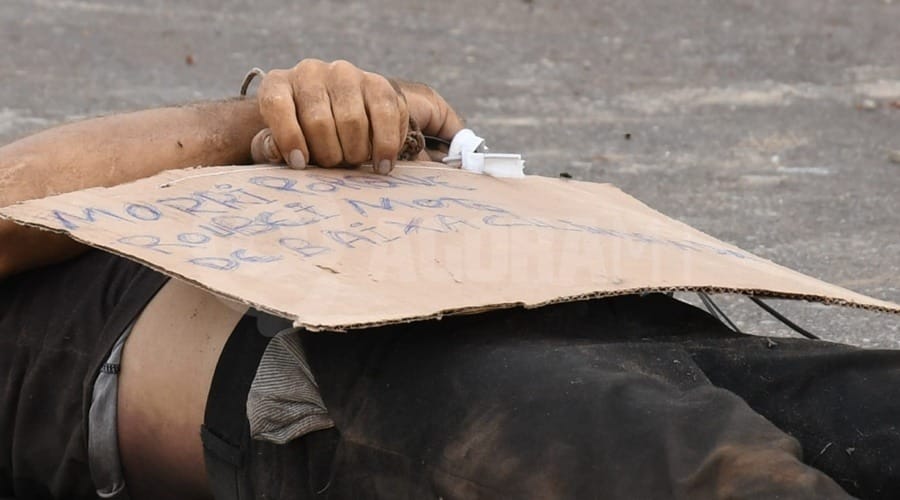 Homem é encontrado morto segurando cartaz: “Morri porque roubei moto de baixa cilindrada ”