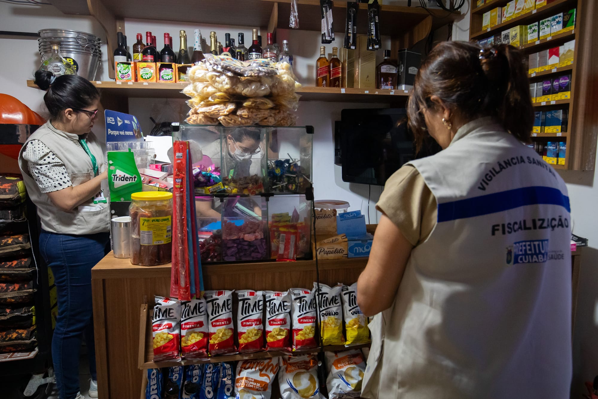 Fiscalização flagra cigarros, cervejas e sucos vencidos em distribuidora na capital