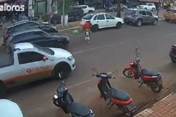 Menino solta a mão da avó com bebê, corre para avenida e os três são atropelados