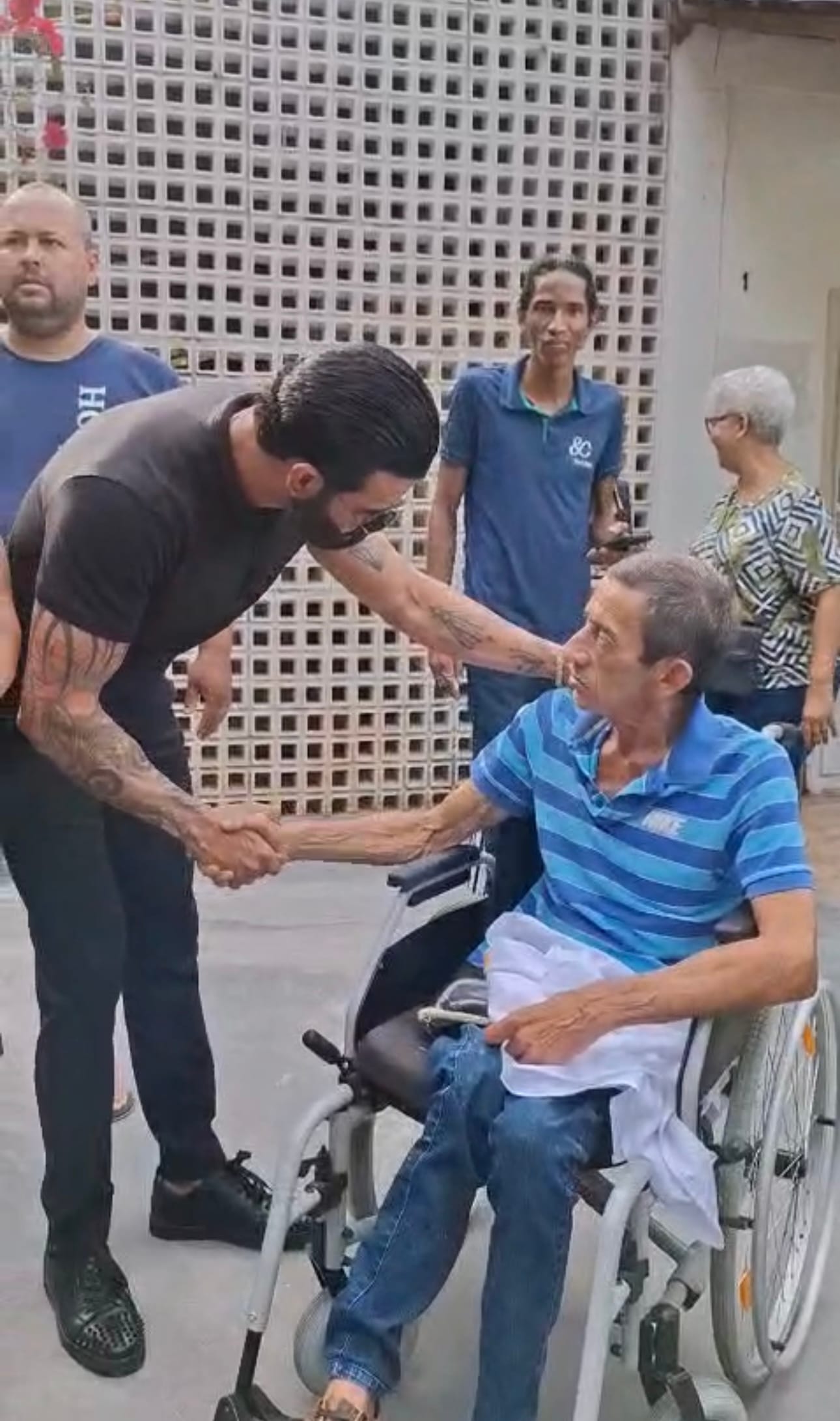 Gusttavo Lima faz visita surpresa a abrigo em Cuiabá antes de show na Arena Pantanal