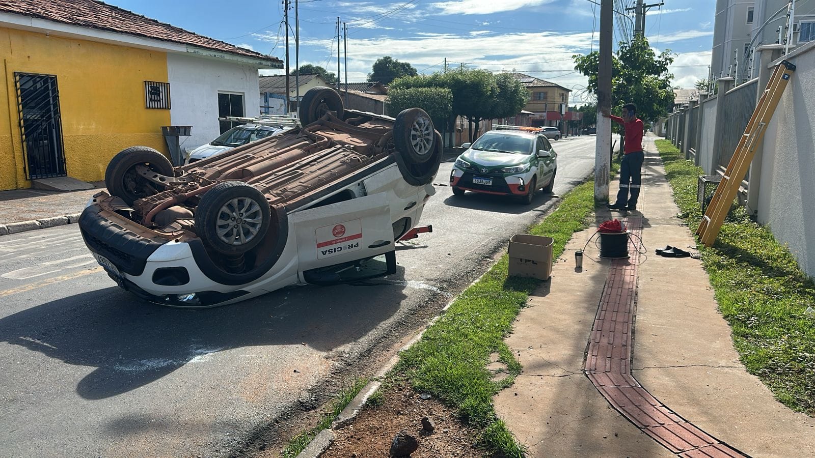 Fiat Mobi capota após Toro invadir prefencial e provocar acidente em VG