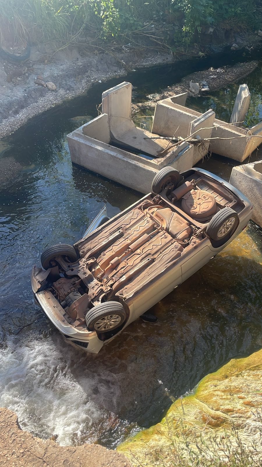 Motorista de aplicativo cai de ponte ao desviar de motociclista na contramão em Várzea Grande