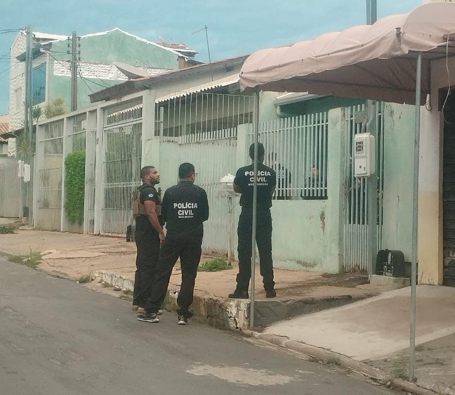 Mandados foram cumpridos no Batallhão da Rotam e em chácara; policial está foragido