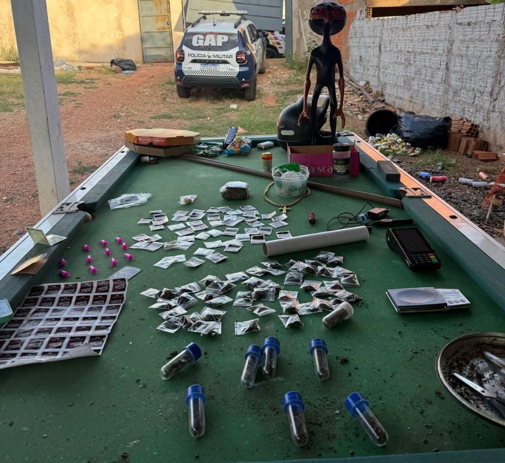 PM apreende integrantes de facção criminosa e apreende 184 porções de drogas