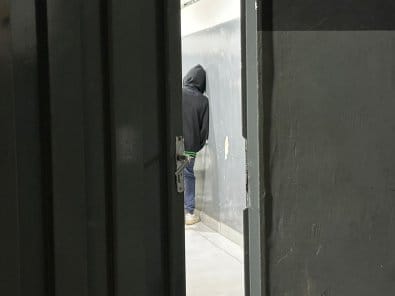 Adolescente é apreendido pela PM por estuprar vizinho de seis anos em Várzea Grande