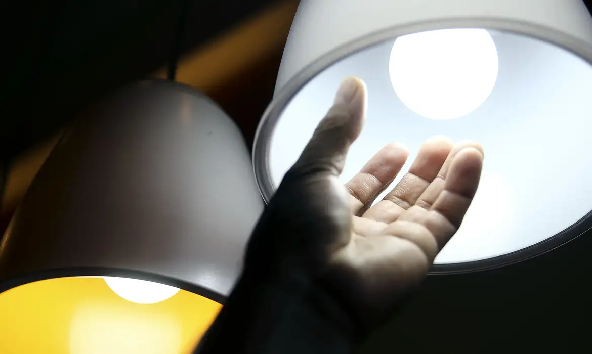 Contas de luz permanecem com bandeira tarifária vermelha no mês de julho