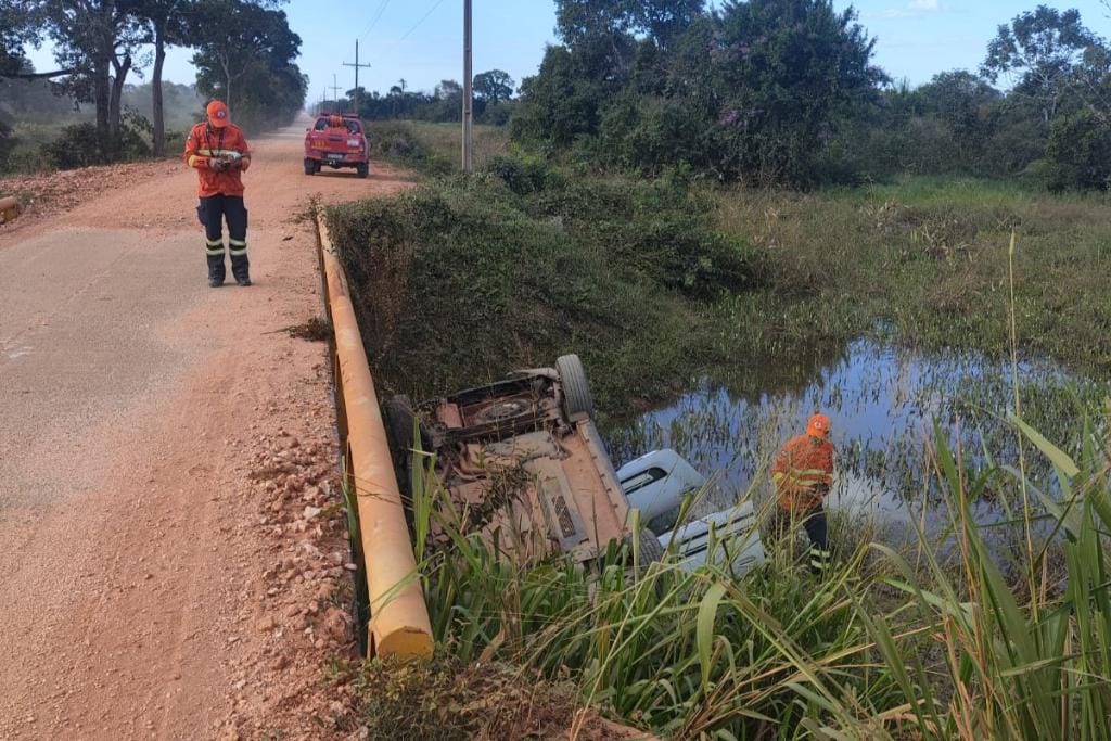Casal fica ferido após despencar com carro de ponte na Transpantaneira