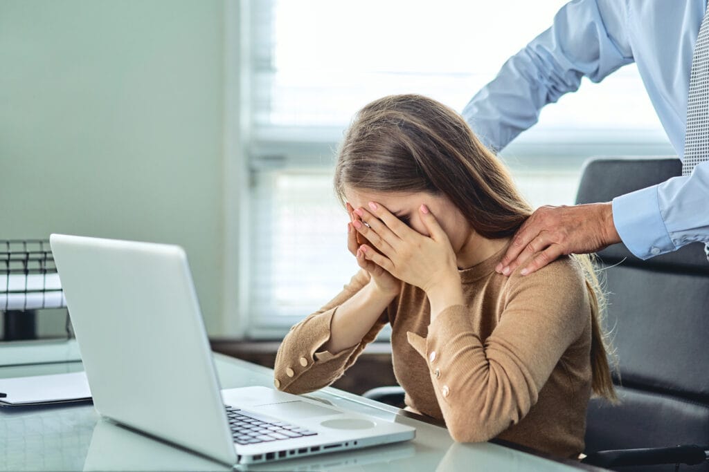 Empresa terá que indenizar funcionária demitida e que sofreu agressão física e assédio sexual