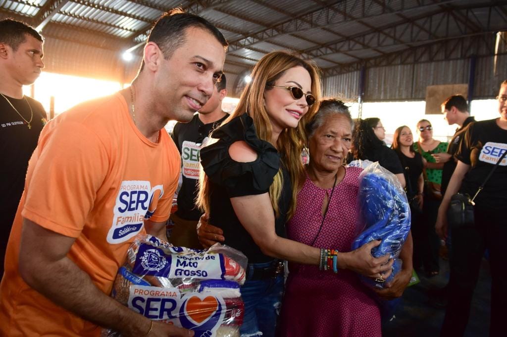 Primeira-dama de MT entrega cestas de alimentos, cobertores e brinquedos em Cuiabá