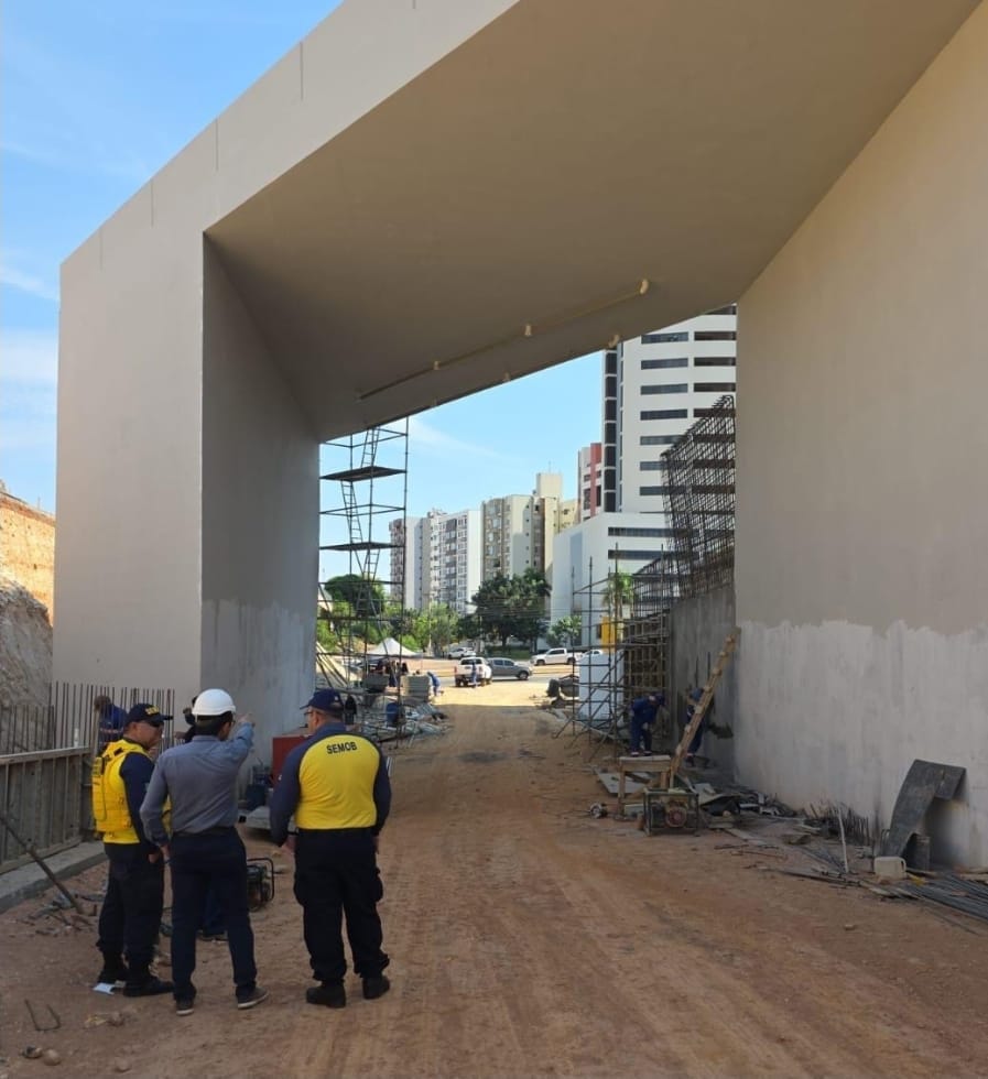 Agentes da Semob orientam motoristas durante bloqueio total da Avenida Miguel Sutil