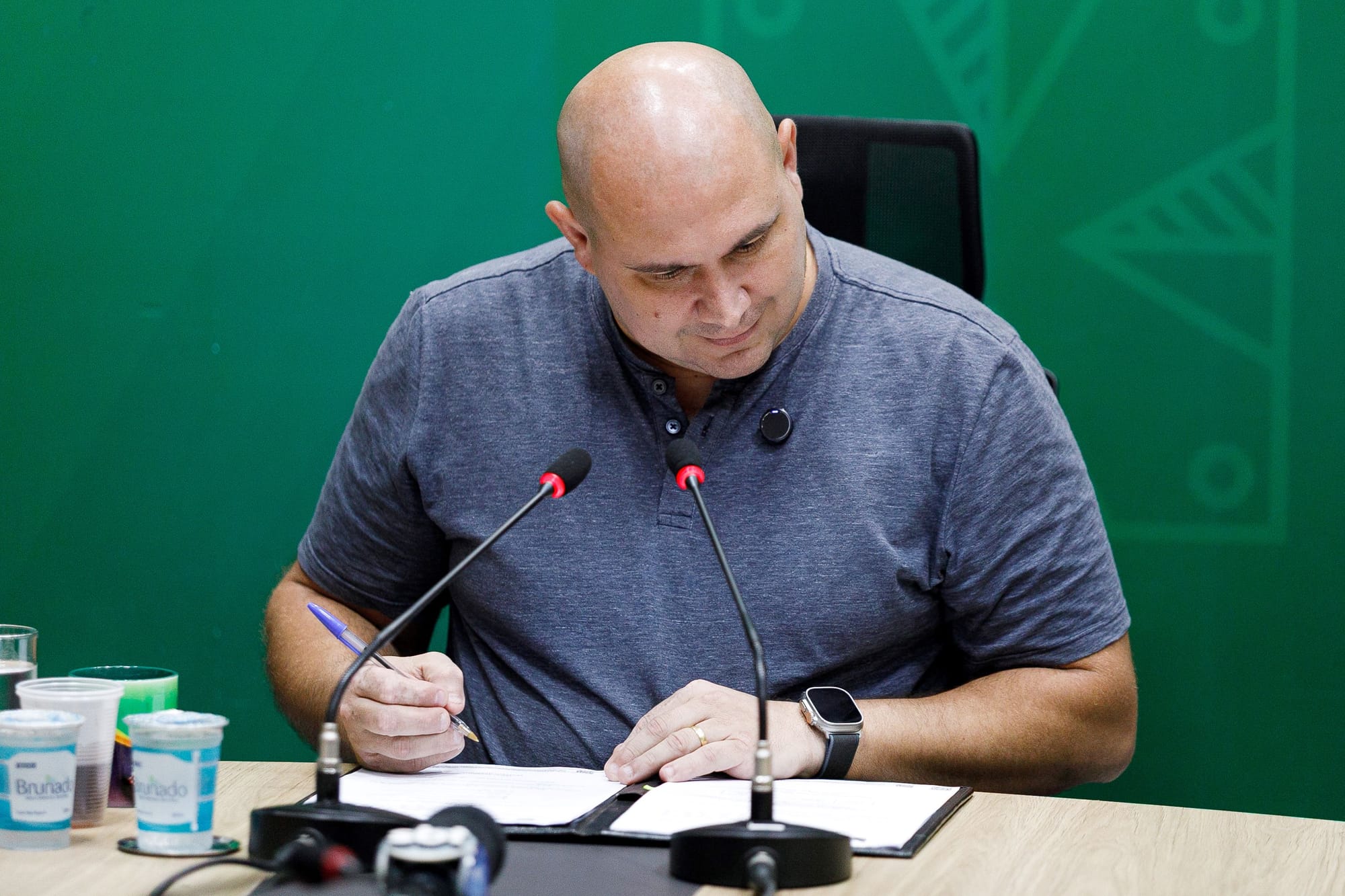 Prefeito aciona Justiça e pede indenização contra irmão de Emanuel, humorista e influencer