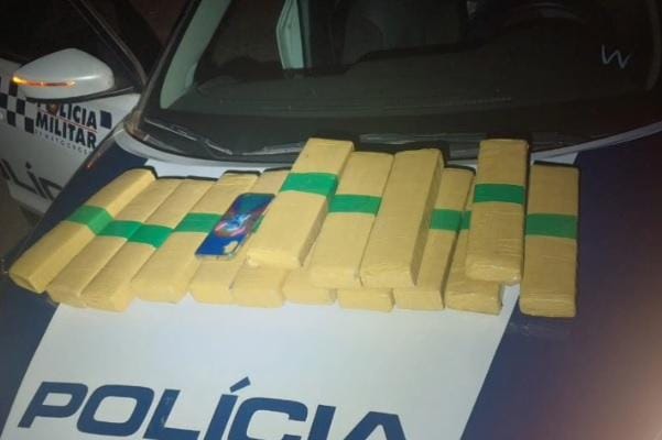 Dois traficantes são presos com 15 tabletes de maconha durante abordagem em rodovia