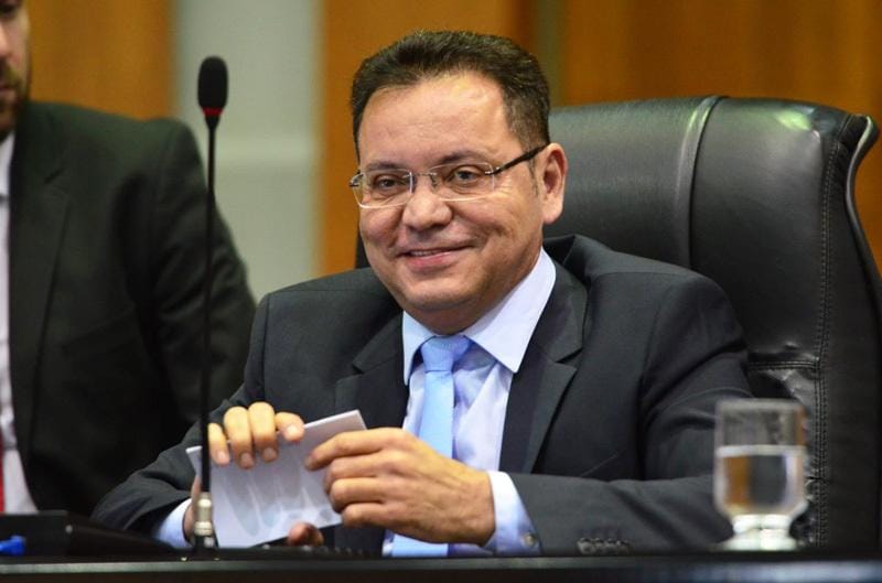 Mesmo fora da Mesa, Botelho “apita” em decisões da ALMT