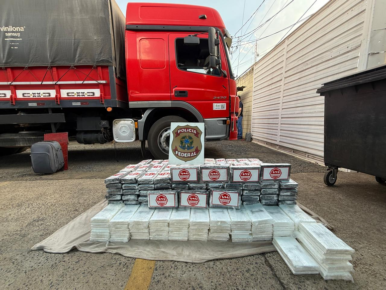 PF apreende em São Paulo 400 quilos de cocaína em caminhão que havia saído de Cuiabá