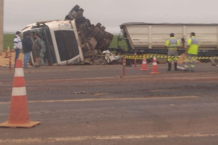 Acidente entre caminhões deixa um motorista morto e outro ferido na rodovia BR-163; veja vídeo