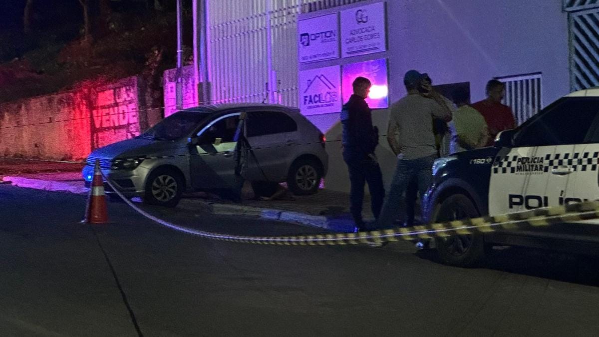 Homem é perseguido e morto a tiros dentro de carro em Cuiabá; companheira escapa ilesa