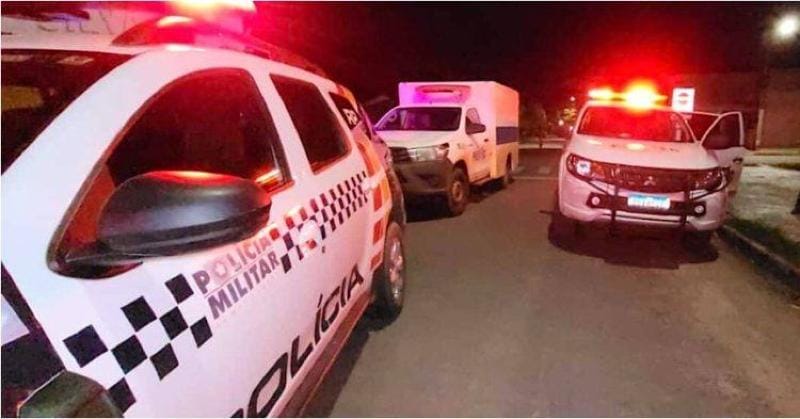 Corpo é achado escondido sob folhas de bananeira em quintal de casa e mulher é presa em Cuiabá