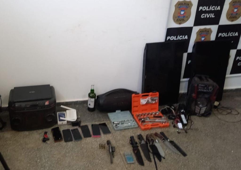 PC encontra arma, munições e objetos furtados em casa de faccionado que foi esquartejado